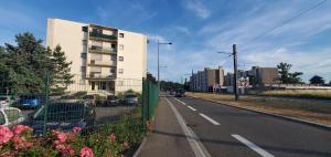 Appartements Studio RDC calme avec parking ferme pres autoroute et tram C : photos des chambres