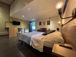 FRN101 Cozy loft located in a popular in Poblado By Roots Rentals