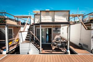 Floating Sea House Panther Superior