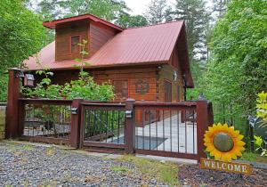 Sophisticated 3BR Cabin • Luxury, Decks & Firepits