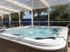 Maisons de vacances Maison accueillante avec piscine a Meursac + Spa : photos des chambres