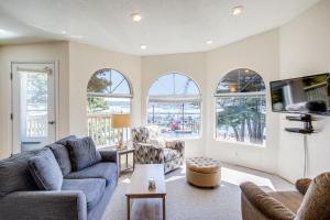 Bay Front Views! Shopping, Restaurants! Museums! Unit 4