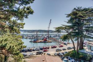 Bay Front Views! Shopping, Restaurants! Museums! Unit 4