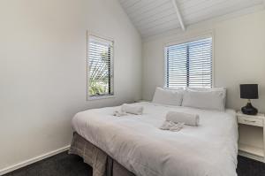 Cosy Palm Beach Cottage with Spectacular Seaviews