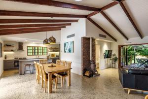 The Hideaway - Chic Farmhouse 15min to beaches