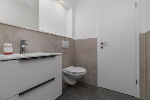 Apartments by the sea Lokva Rogoznica, Omis - 23105