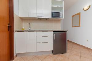 Apartments by the sea Lokva Rogoznica, Omis - 23105