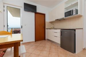 Apartments by the sea Lokva Rogoznica, Omis - 23105