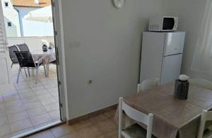 Apartments with parking space Rab - 23298