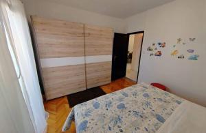 Apartments with parking space Rab - 23298