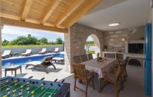 Pet Friendly Home In Radeki Polje With Kitchen 