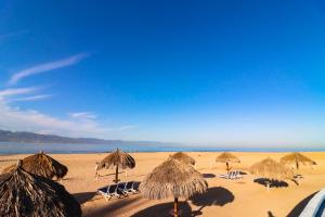 Grand Venetian Beachfront Condo