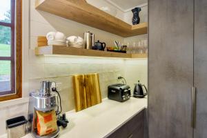 The Hideaway - Chic Farmhouse 15min to beaches
