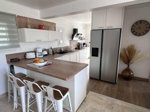 Villa rénovée avec piscine chauffée, 200m des plages, 7 pers, clim, wifi, parking - FR-1-768-89