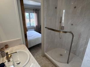 Villa rénovée avec piscine chauffée, 200m des plages, 7 pers, clim, wifi, parking - FR-1-768-89