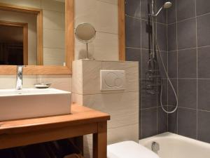 Appartement familial 12 pers. avec balcon, cheminée, proche pistes et commerces à Méribel - FR-1-180-619