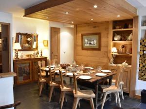 Appartement familial 12 pers. avec balcon, cheminée, proche pistes et commerces à Méribel - FR-1-180-619