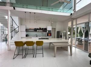 Casa con piscina y campo de golf