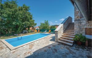 2 Bedroom Pet Friendly Apartment In Rovinj 