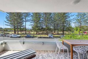 Beachfront Retreat at Burleigh, Breezy and Cosy
