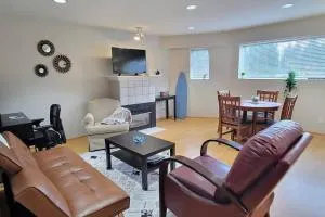 Cheerful 2BR suite, onsite free parking CARS or RV - Lynn Creek