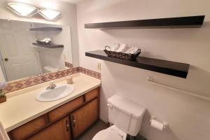 Cheerful 2BR suite, onsite free parking for your CAR