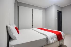 RedDoorz near Jakarta International Velodrome