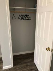 Private 2-bedroom with free parking and direct bus to NYC Manhattan only 2 blocks away