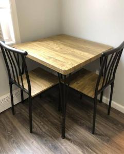 Private 2-bedroom with free parking and direct bus to NYC Manhattan only 2 blocks away