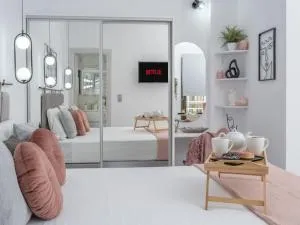 Asiklari's Project ApARTment - Ayía Marína