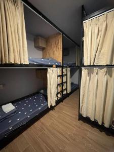 Giường Trong Phòng Ngủ Tập Thể 6 Giường (Bed in 6-Bed Dormitory Room)
