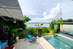 Art Gallery House with a small relaxing pool 