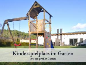 Fewo River, Stilvolles Ferienhaus für Familien großer Garten, Spielplatz, Sauna & Badefass