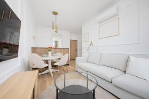 Nowoczesne Apartamenty z Balkonem Kolejowa NU Warszawa Wola by Noclegi Renters