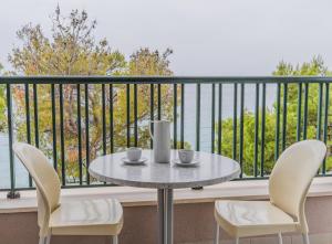 Apartments Lucija Makarska-first row to the sea