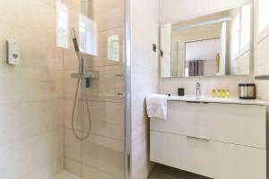 SELECTsoHOME - Villa avec piscine, spa et babyfoot pour 10 personnes à proximité de la plage dAiguebelle ! - 5 ETOILES - VILLA MANDARINIERS