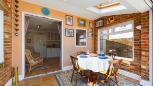 Anchor Down Cottage the perfect seaside retreat sleeps 4 beach 2 mins