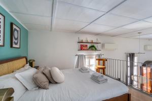 Two-Bedroom Apartment room in Modern flat a few steps from the Trevi Fountain