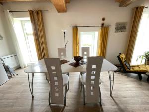 Appartements Nid de pie Grand duplex lumineux cadre verdoyant calme a 5 mn de la mer pres Port en Bessin, Bayeux, Omaha Beach, : photos des chambres