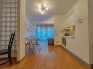 Close to the Beach - Modern with AC by Host Hero