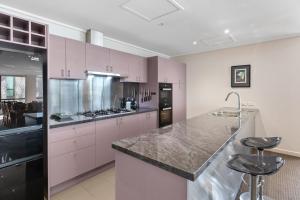 2-Bed Inner-City Pad with Gym & Sauna