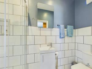 Seaside Cottage, Moments from Rydes Golden Sands, Sleeps 4