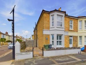Seaside Cottage, Moments from Rydes Golden Sands, Sleeps 4