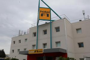 Hotels hotelF1 Orange Centre Echangeur A7 A9 : photos des chambres