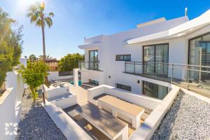 Villa Dunamoon by Abahana Villas