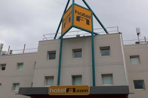 Hotels hotelF1 Orange Centre Echangeur A7 A9 : photos des chambres