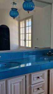 Maisons de vacances Magnifique maison provencale haut standing avec piscine, jardins, garages fermes : photos des chambres