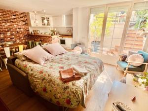 Loft de estilo industrial con jardín y garaje privados