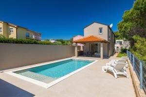 250 Meter zum Strand mit Privatpool, BBQ, Klima