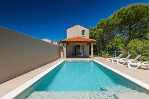 250 Meter zum Strand mit Privatpool, BBQ, Klima 